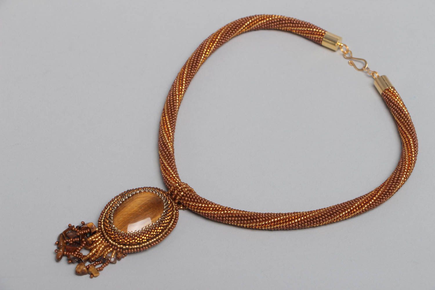 Ожерелье из бисера в виде жгута коричневое с кулоном с камнем ручная работа фото 2