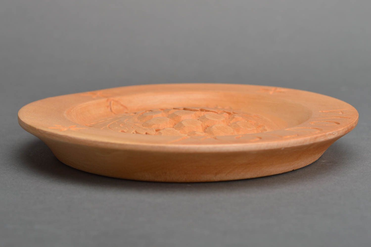Настенная резная тарелка из древесины липы ручной работы красивая Гроздь фото 4