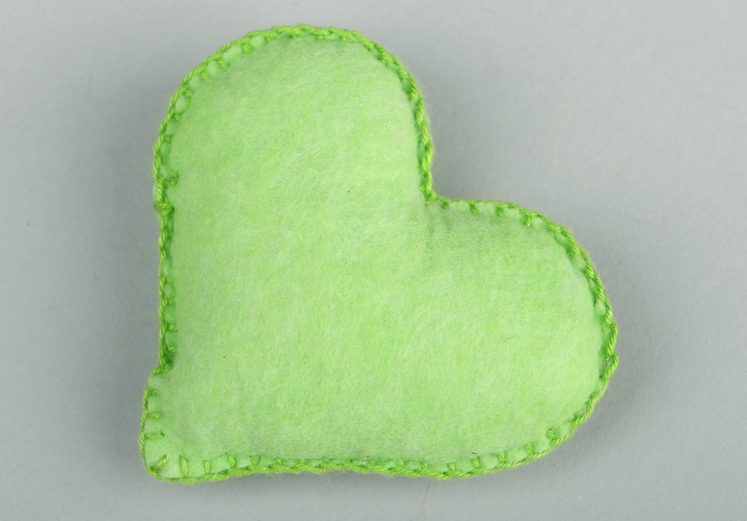 Декоративное двухцветное сердце из ткани фото 4