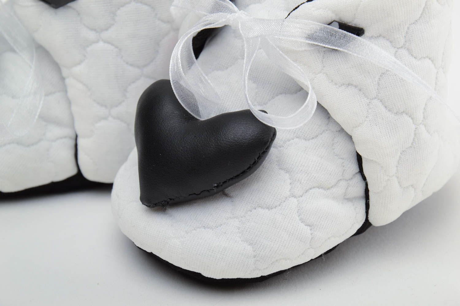 Schöne weiß schwarze Textil Babyschuhe mit Herzen aus Trikotstoff handgemacht foto 3