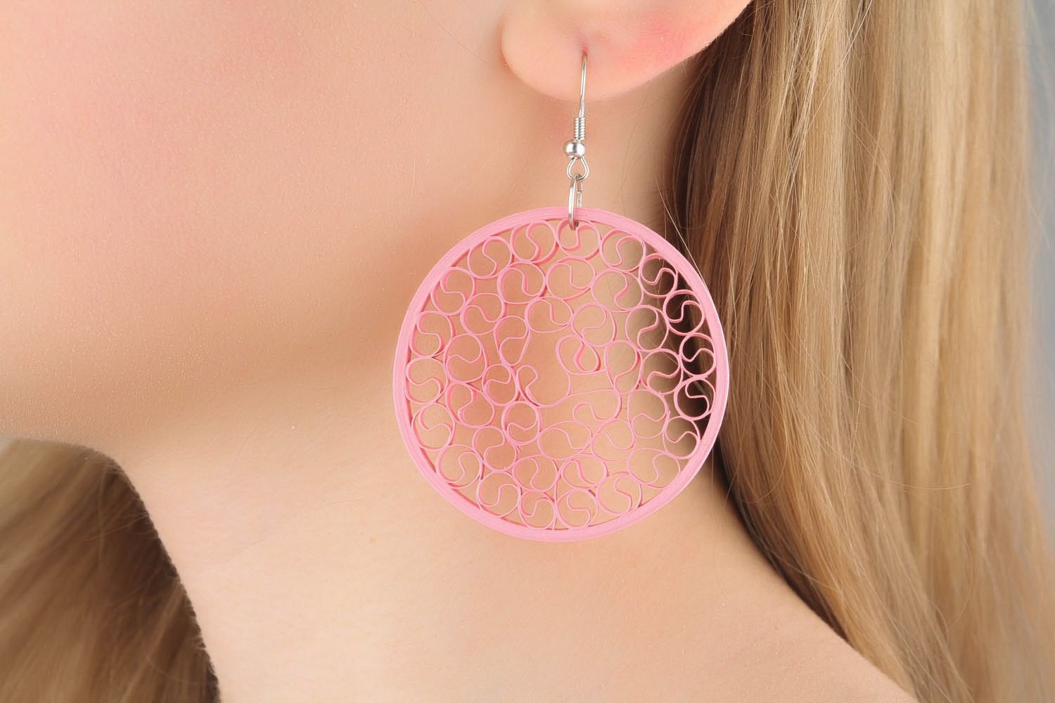 Round paper earrings made ​​using the quilling technique photo 1