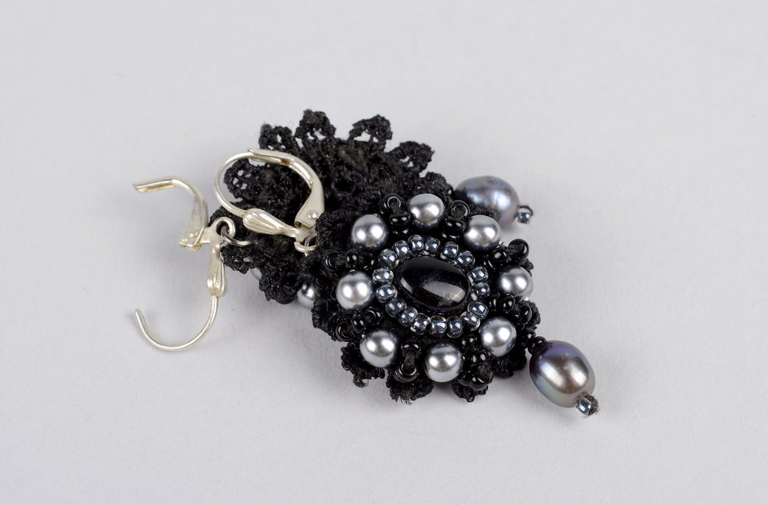 Boucles d'oreilles pendantes Bijou fait main noir Accessoire femme perles photo 4
