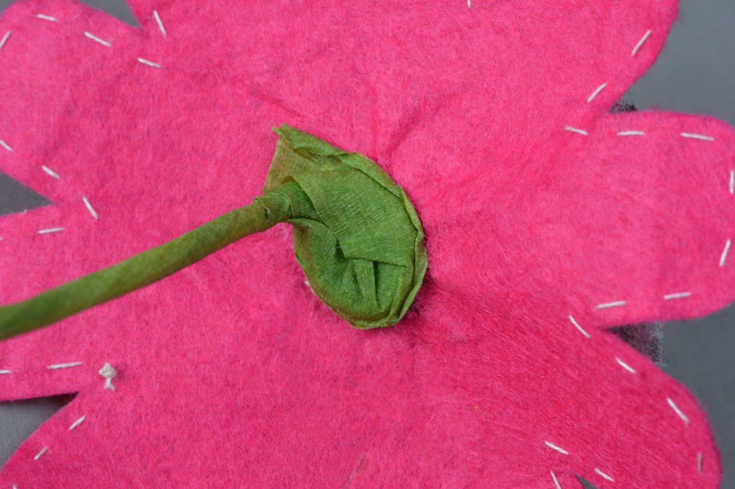 Декоративный цветок из фетра игрушка для ребенка или декора ручной работы фото 4