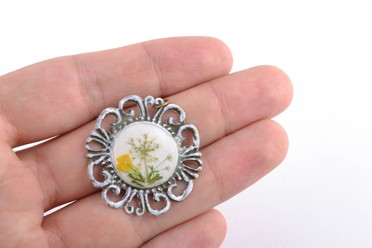 Pendentif femme rond fait main avec fleurs naturelles en résine époxyde photo 4