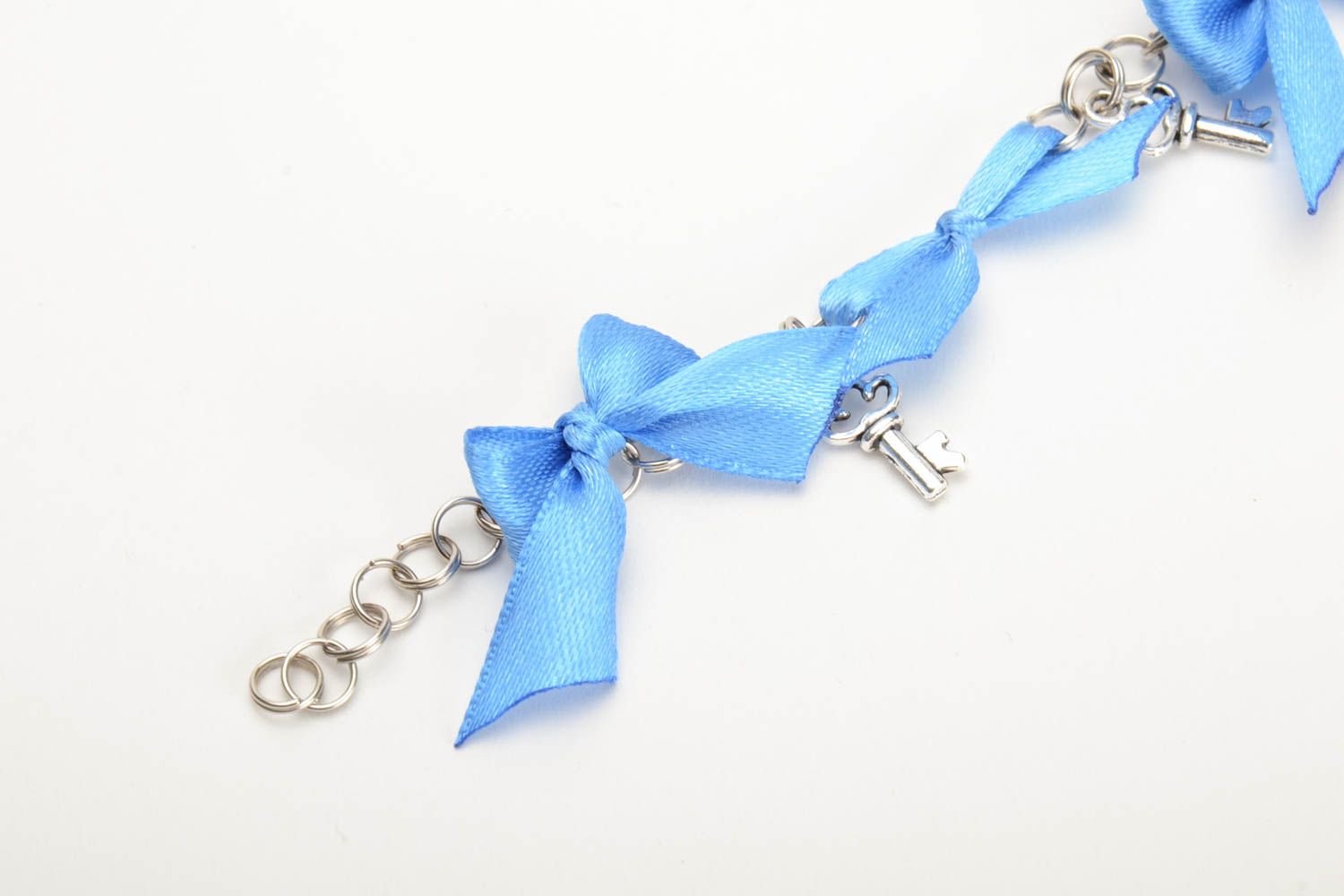 Bracelet avec pendeloques et noeuds en satin bleu ciel élégant fait main femme photo 4