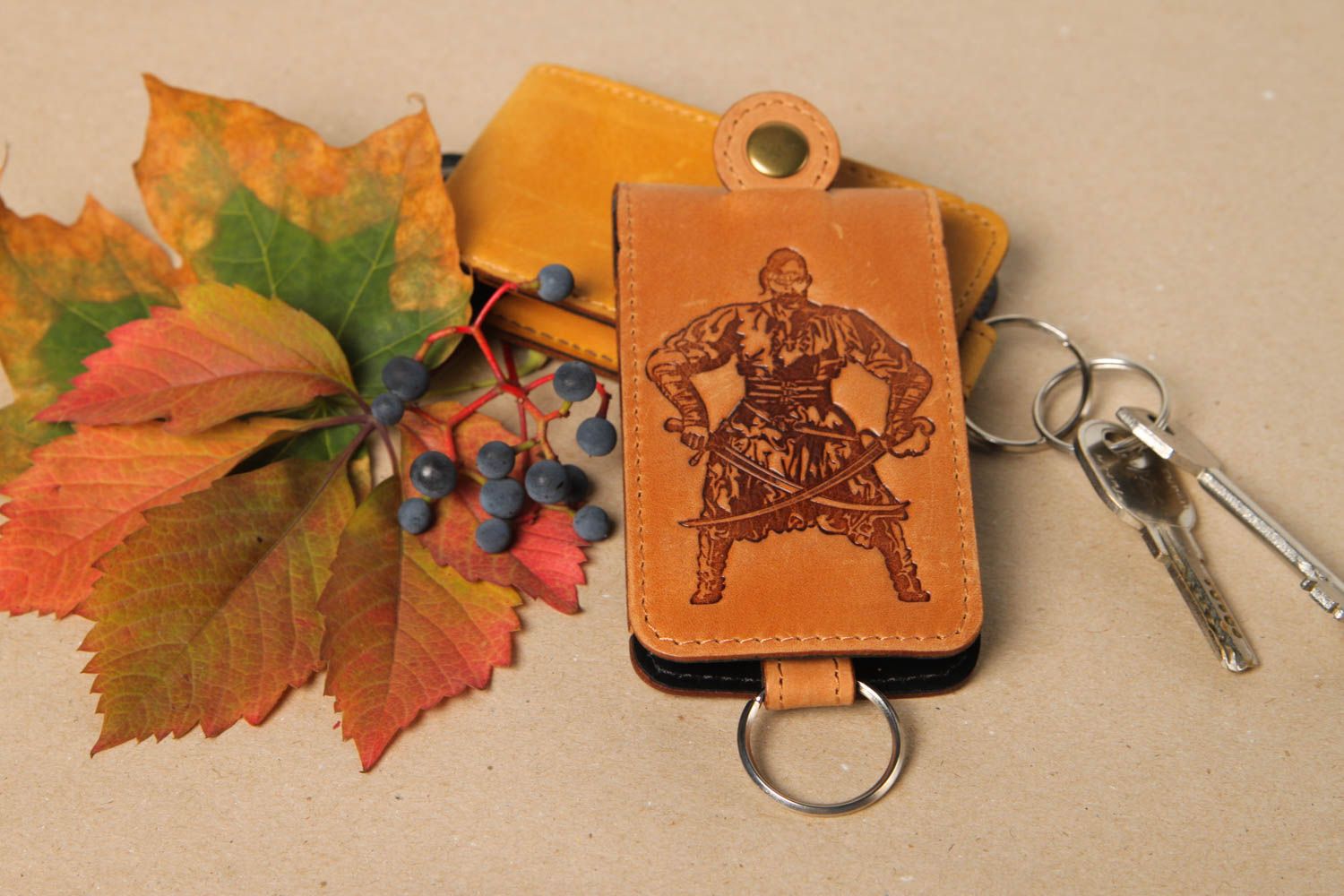 Кожаная ключница ручной работы оригинальный подарок кожаное изделие с тиснением фото 1