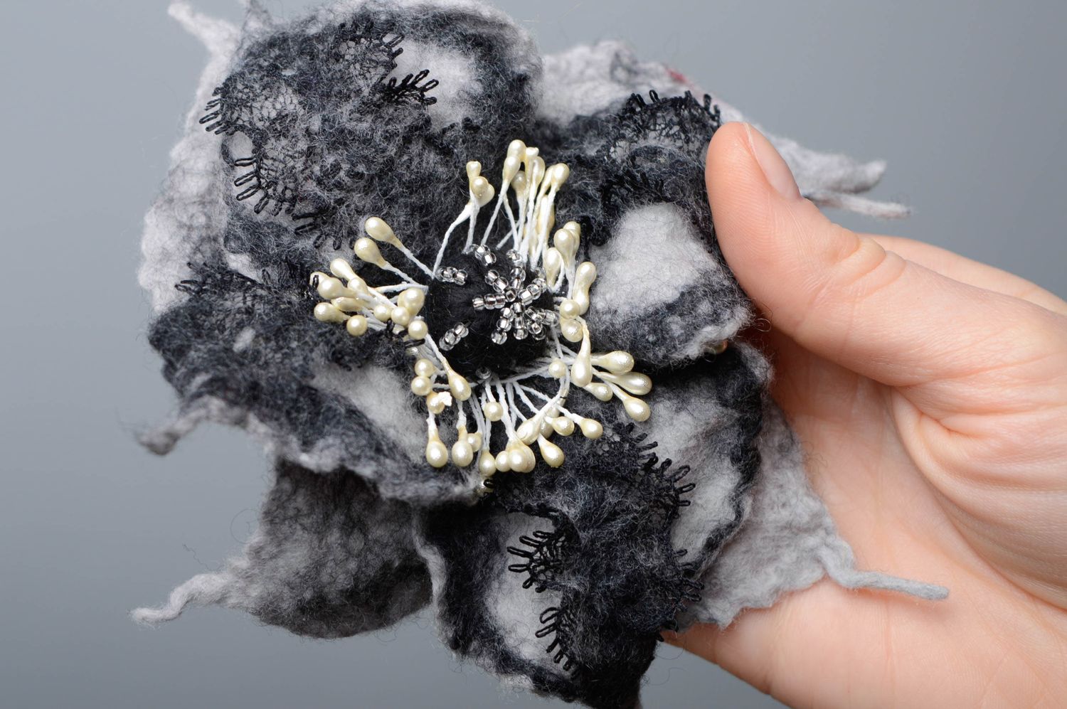 Handmade wool brooch with lace photo 4