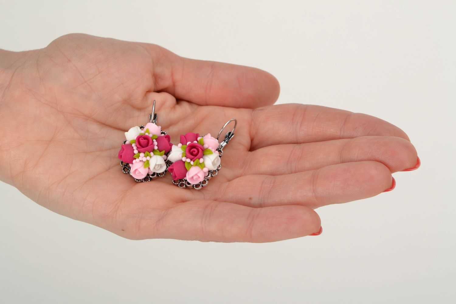 Boucles d'oreilles pendantes en pâte polymère et métal Buisson de roses photo 2