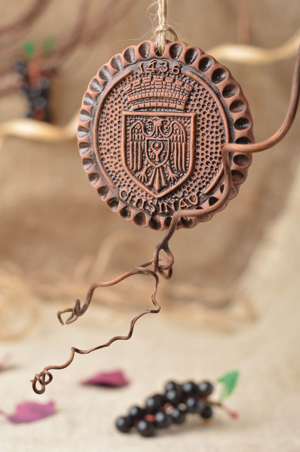 Панно на стену круглой формы коричневое с гербом красивое из глины ручная работа фото 1