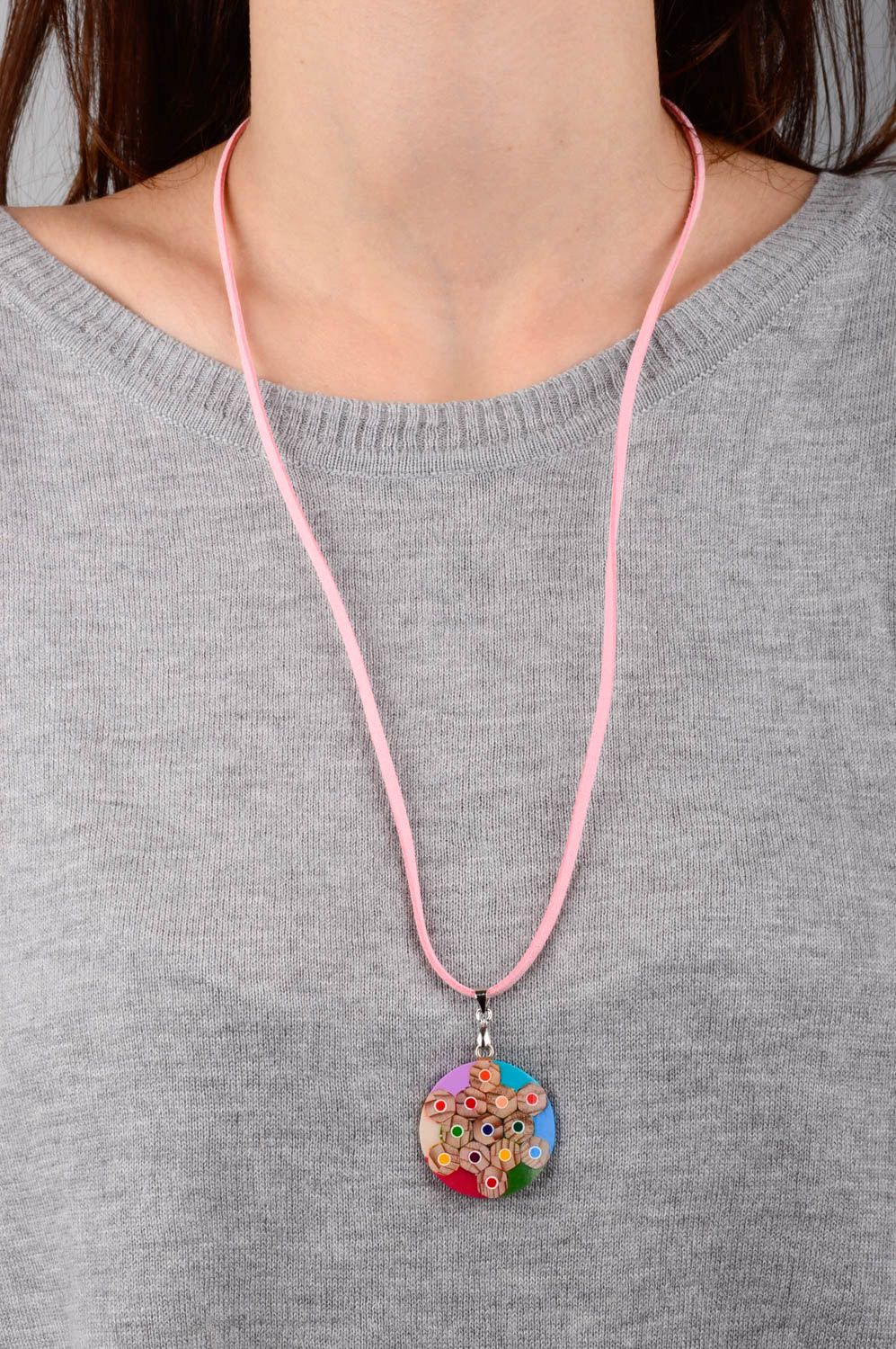 Pendentif rond Bijou fait main multicolore lacet rose Accessoire femme design photo 2