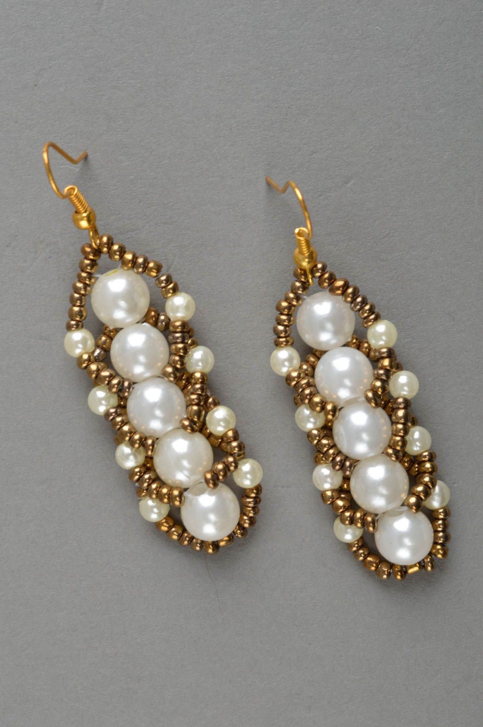 Boucles d'oreilles en perles de rocaille faites main de créateur blanc d'or photo 2
