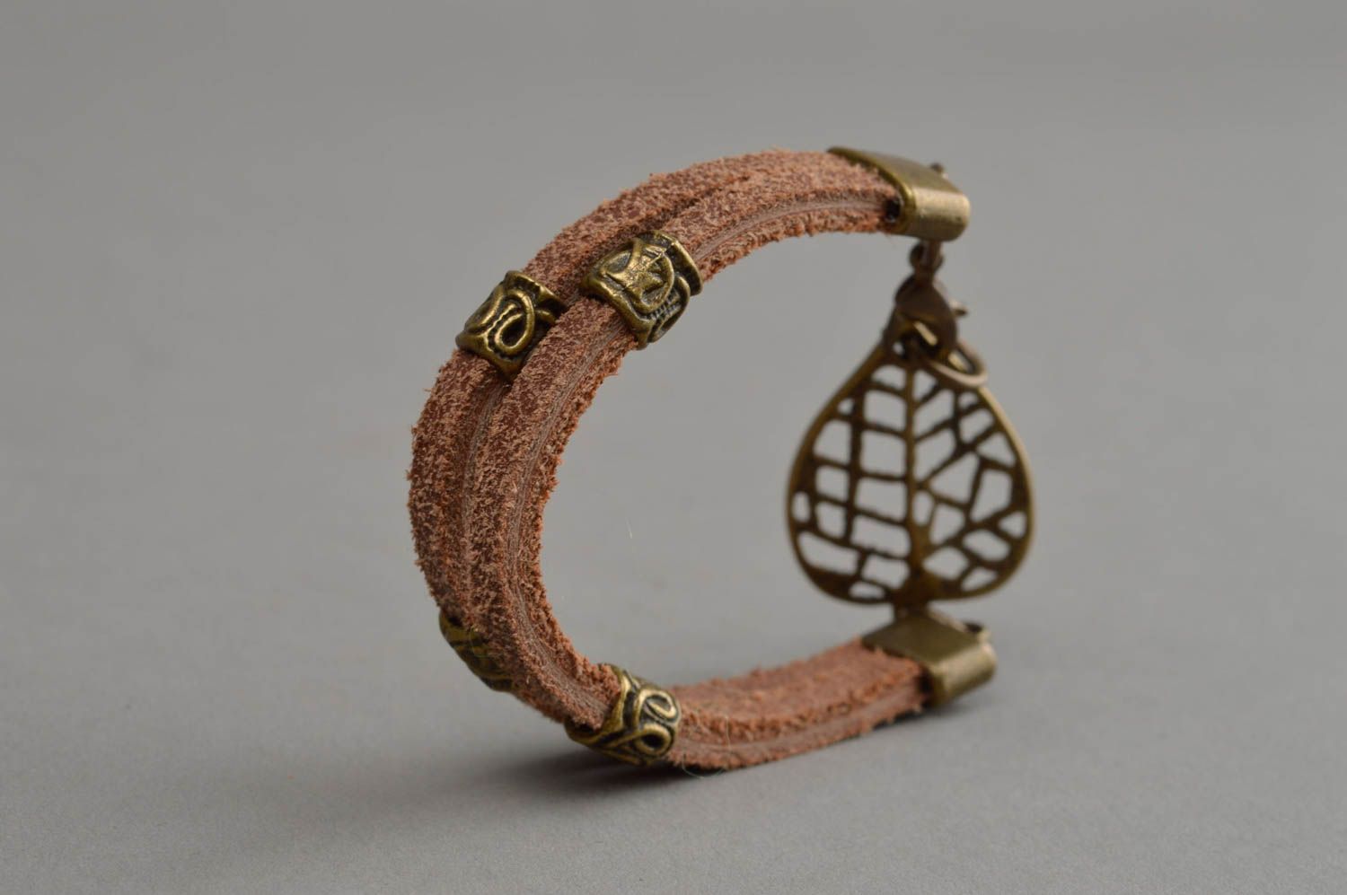 Bracelet en cuir naturel marron avec feuille métallique fait main design photo 7