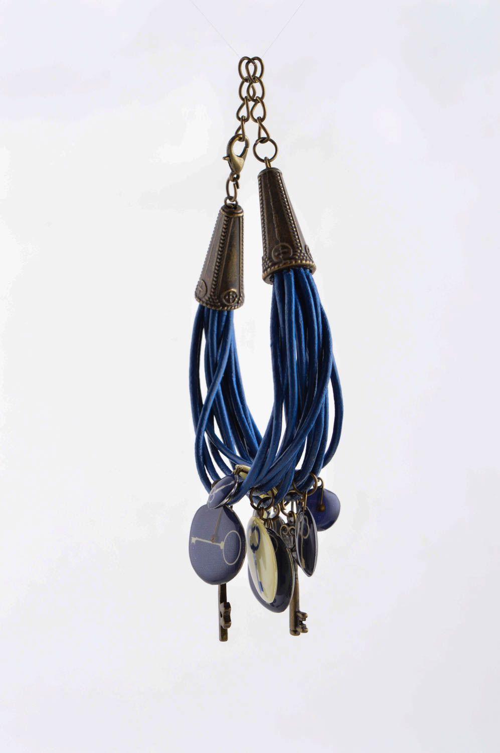 Браслет ручной работы синий браслет из кожи с подвесками дизайнерское украшение фото 5
