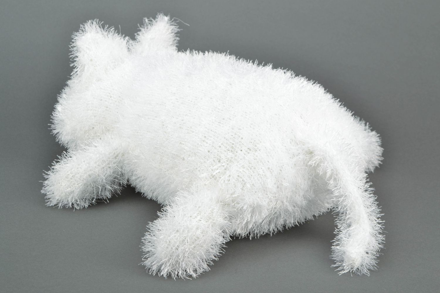 Вязаная игрушка-подушка кот белого цвета фото 4