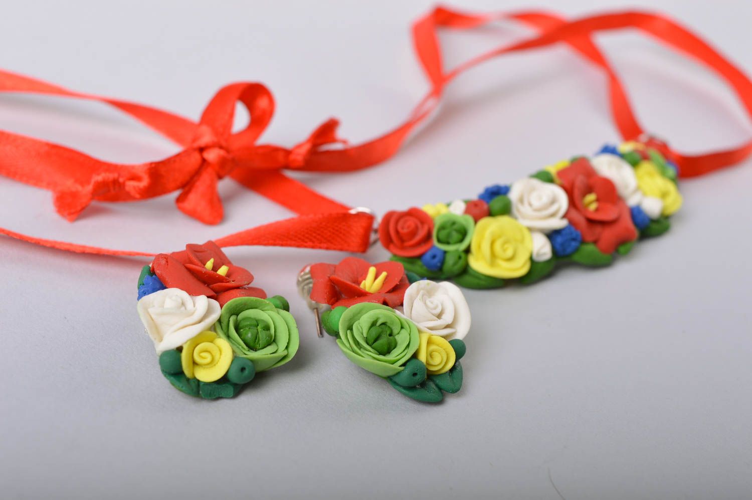 Boucles d'oreilles et pendentif fleurs en porcelaine froide faits main sur ruban photo 4