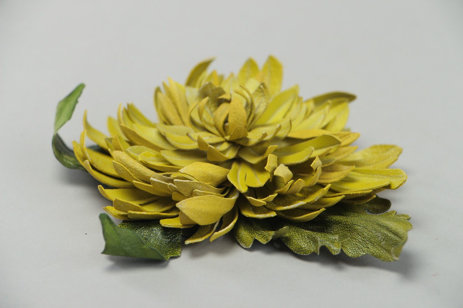 Желтая брошь из натуральной кожи в виде цветка крупная яркая фото 2