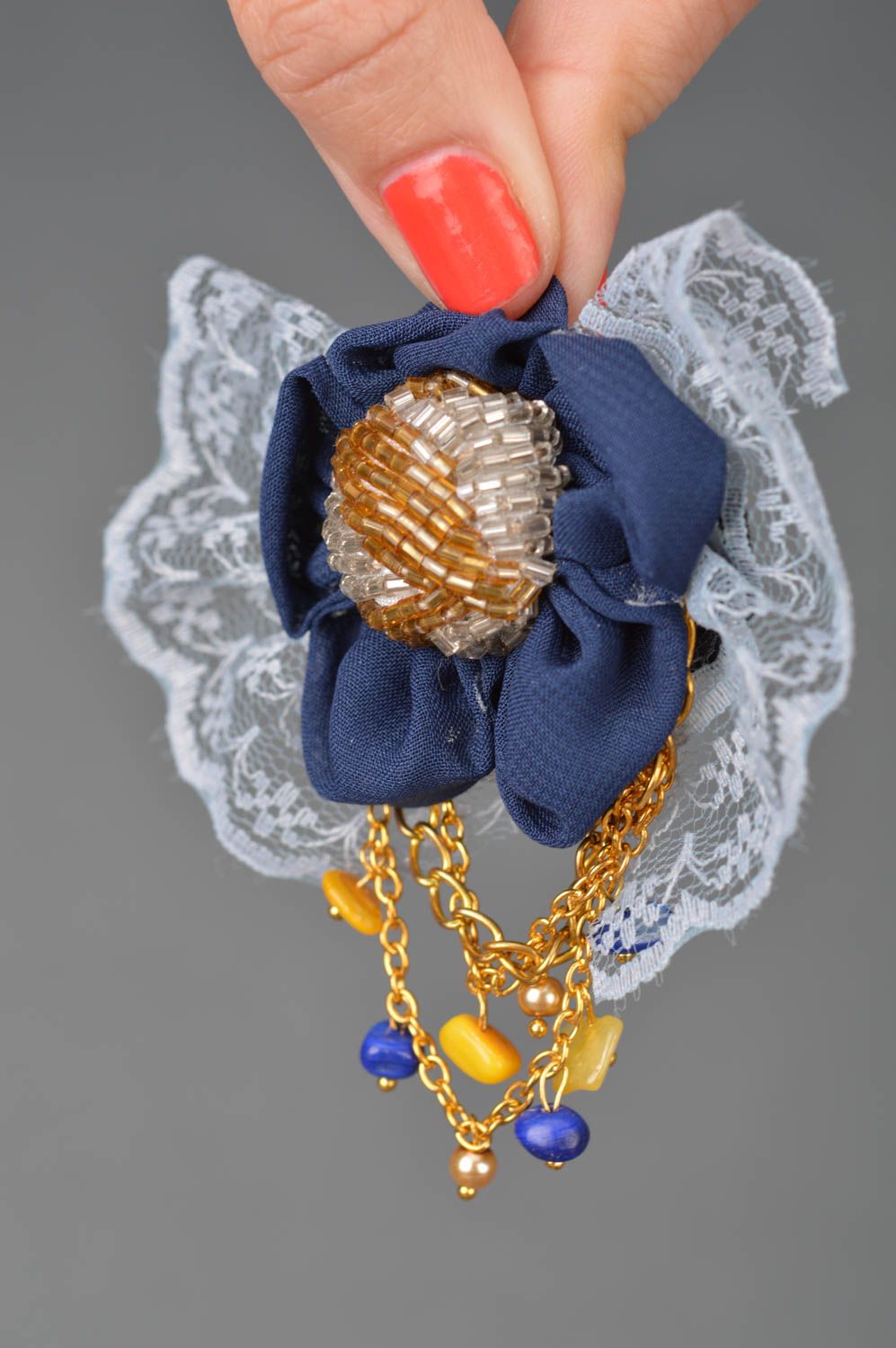 Broche avec chaînes et dentelle faite main style vintage Fleur bleue originale photo 3