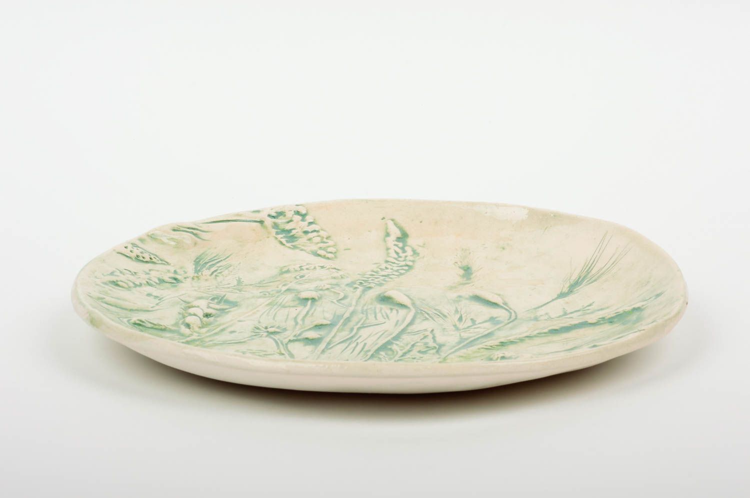 Assiette faite main originale avec dessin végétal en relief beige vert photo 2