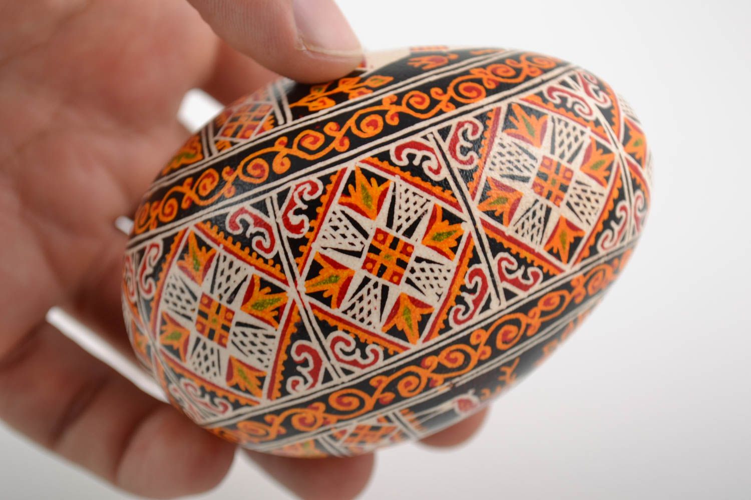 Гусиное пасхальное яйцо расписанное акриловыми красками вручную с церковью фото 2