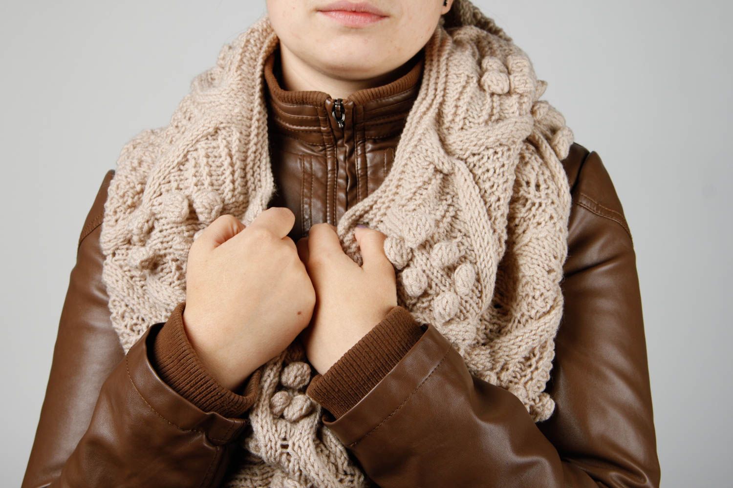 Beige Damen Schlauchschal handmade Winter Accessoires Schal aus Wolle stilvoll foto 2