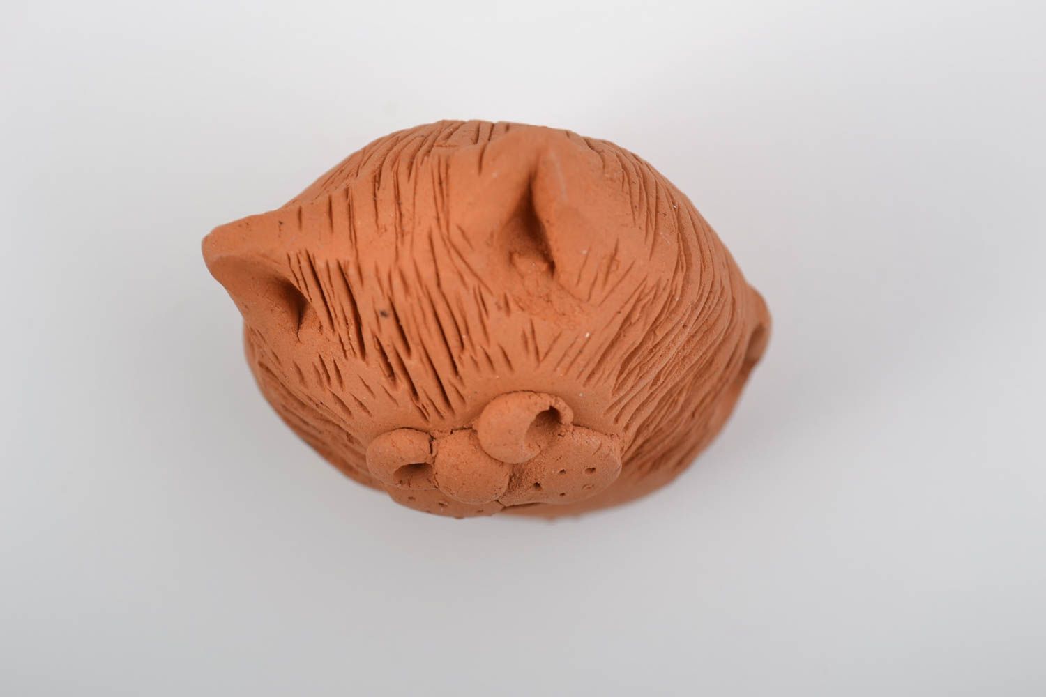 Figura decorativa artesanal de arcilla roja con forma de gato pequeño marrón  foto 3
