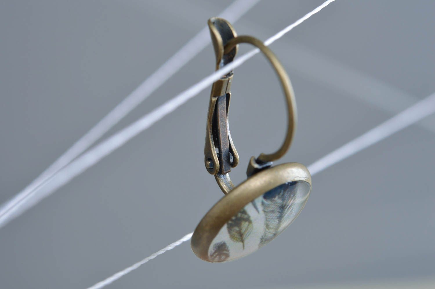 Handgefertigte Ohrringe aus Epoxidharz in Decoupage mit Federn für Damen foto 2