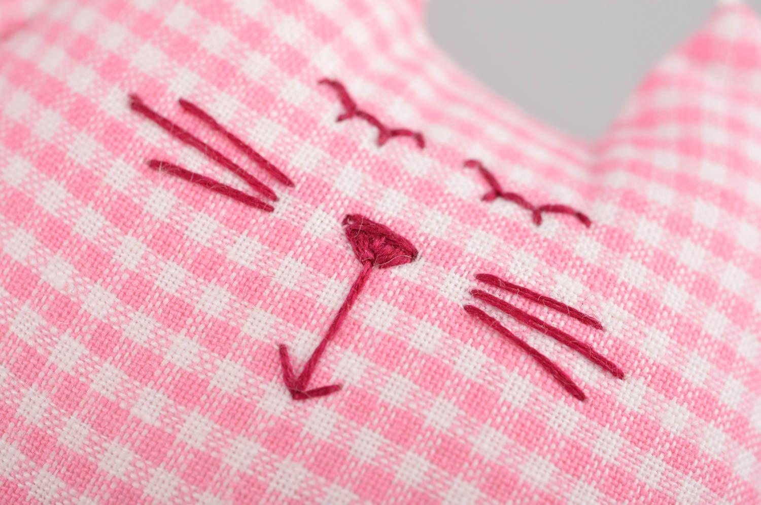 Chat en tissu avec cordon fait main original jouet rose à carreaux pour enfant photo 2