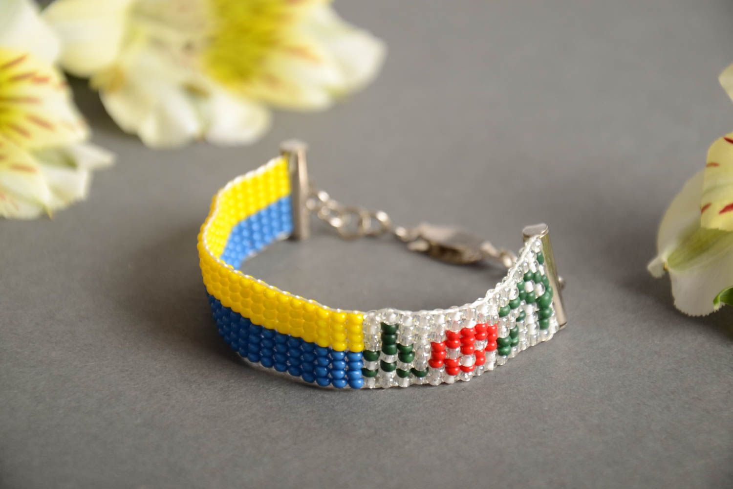 Bracelet en perles de rocaille fin avec chaîne bleu jaune motif floral fait main photo 1