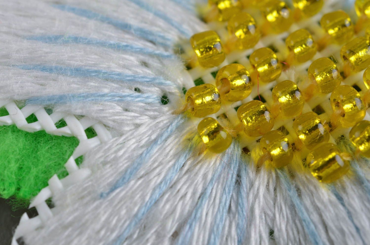 Schöne Deko Blume aus Stoff und Rocailles Perlen handmade für Dekoration foto 5