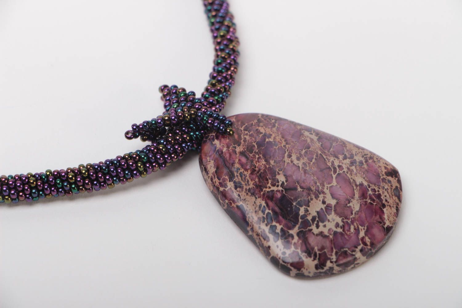 Подвеска из бисера и натуральных камней фиолетовая массивная ручной работы фото 3