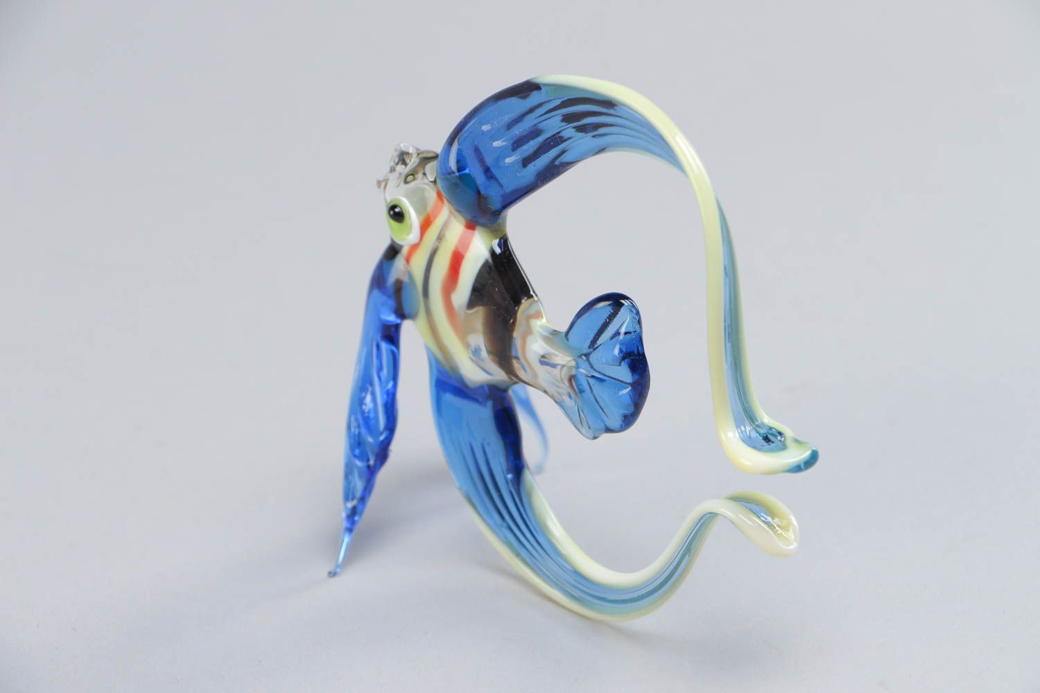 Figura de vidrio hecha a mano y pintada en técnica lampwork con forma de pez  foto 4