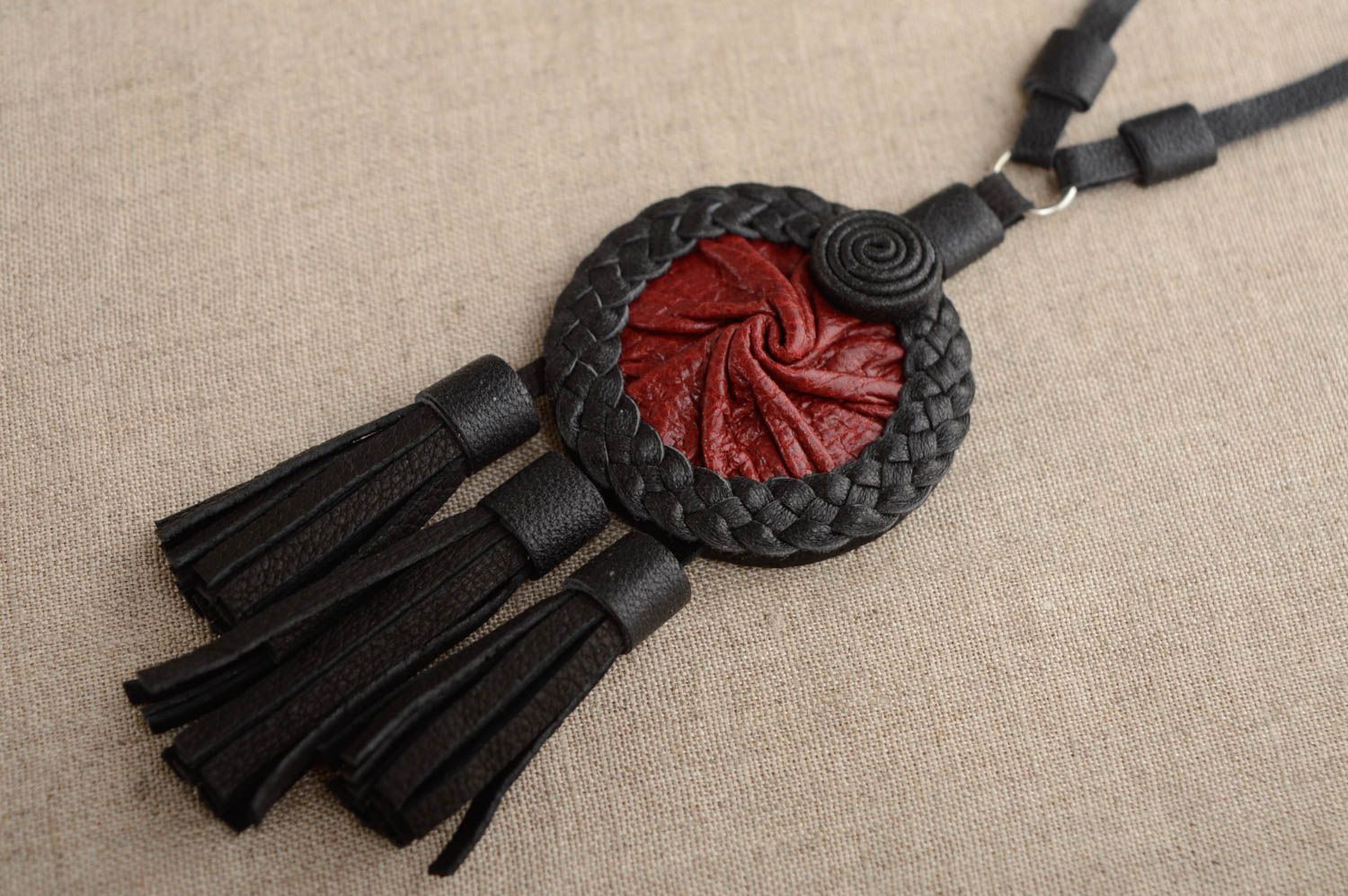 Red and black leather neck pendant photo 4