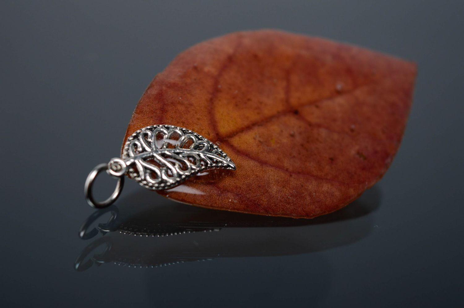 Epoxy neck pendant with autumn leaf photo 2