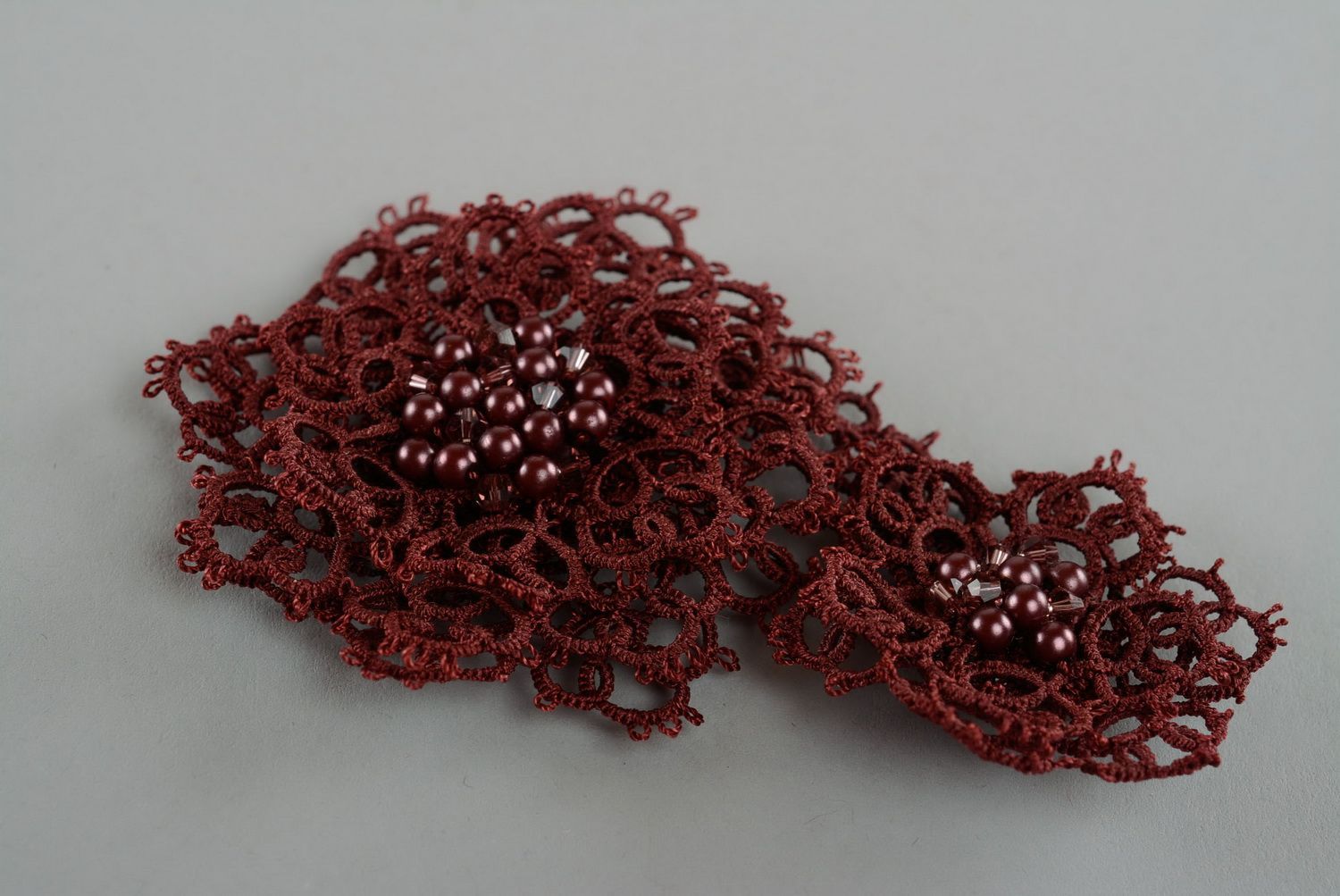 Laced brooch made using tatting technique photo 3