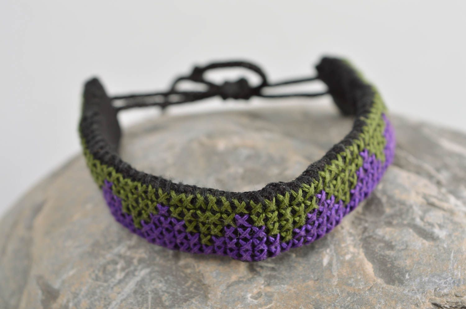 Bracelet tendance Accessoire fait main textile brodé vert-violet Cadeau femme photo 1