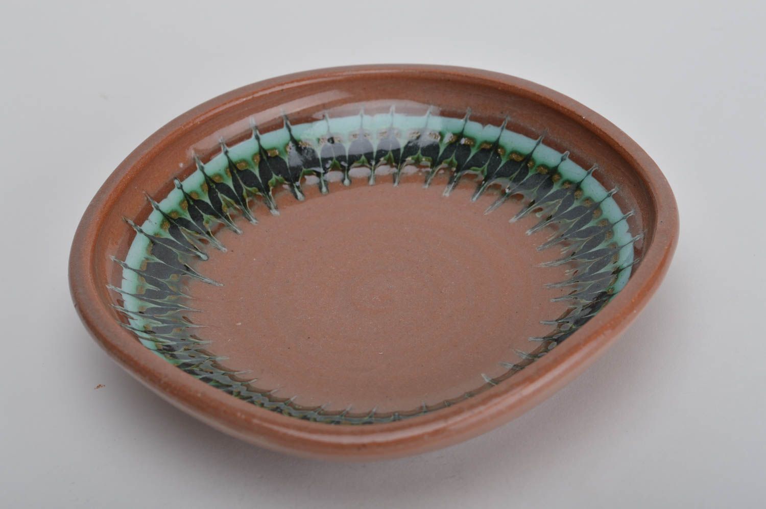 Необычная декоративная тарелка вылепленная вручную из глины с росписью глазурью фото 2