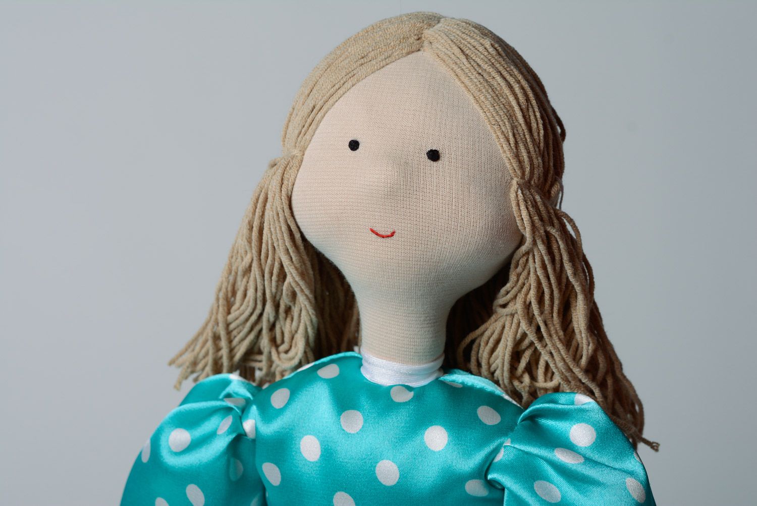 Muñeca de trapo marioneta hecha a mano de tricot con vestido a lunares foto 2