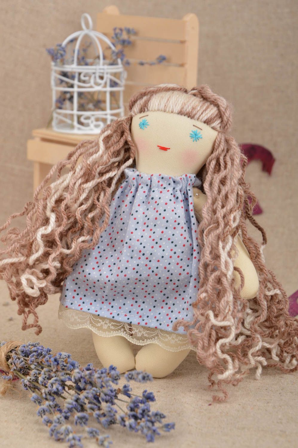 Авторская тканевая кукла с голубыми глазами в платье ручной работы Кудряшка фото 1