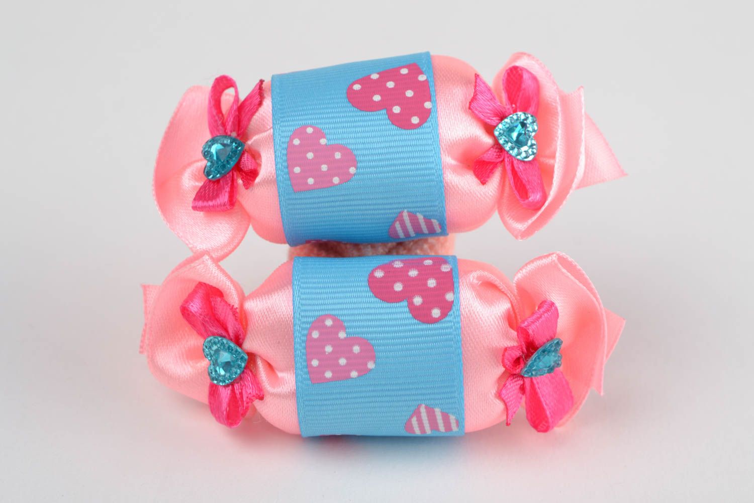 Coleteros de pelo con forma de bombones artesanales dos accesorios azul y rosado foto 3