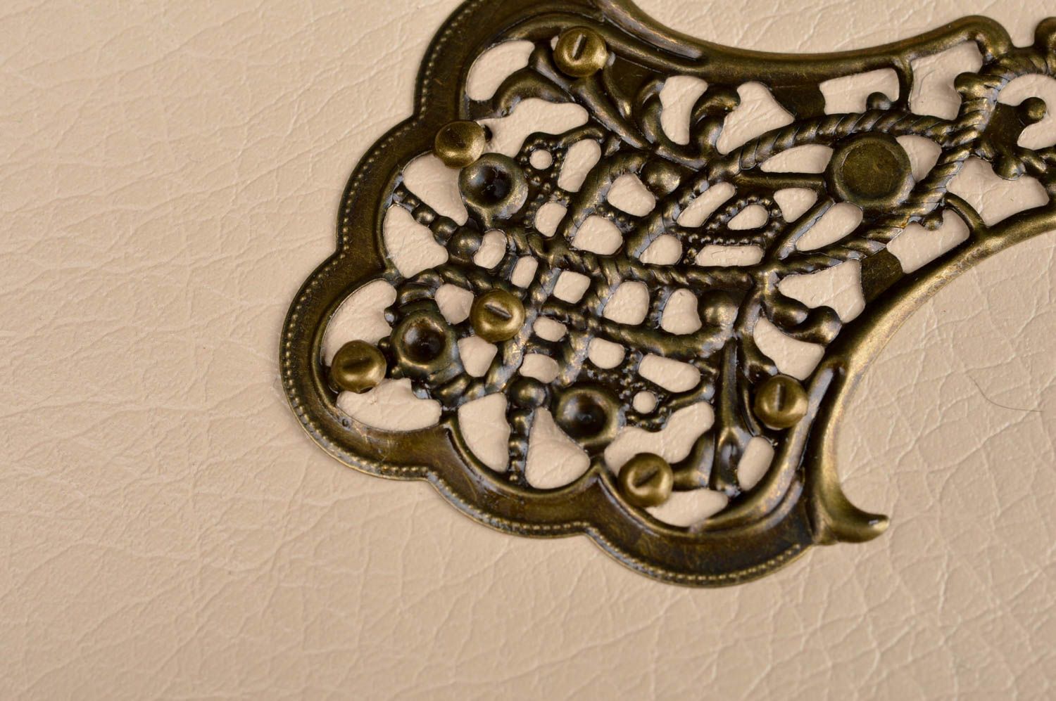 Porte passeport cuir fait main couleur crème avec décoration Cadeau original photo 3