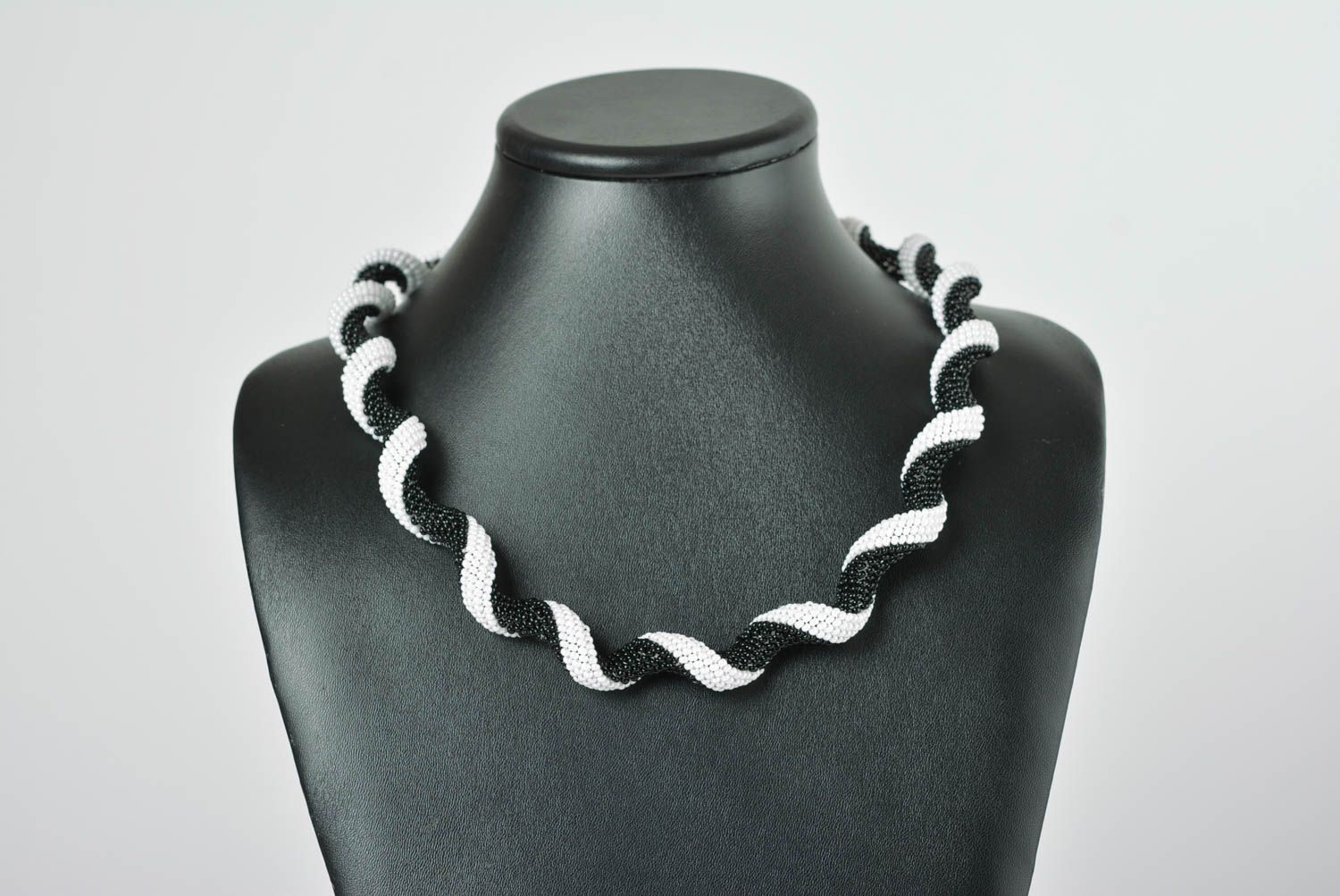 Collier spiral Bijou fait main blanc-noir perles de rocaille Accessoire femme photo 2