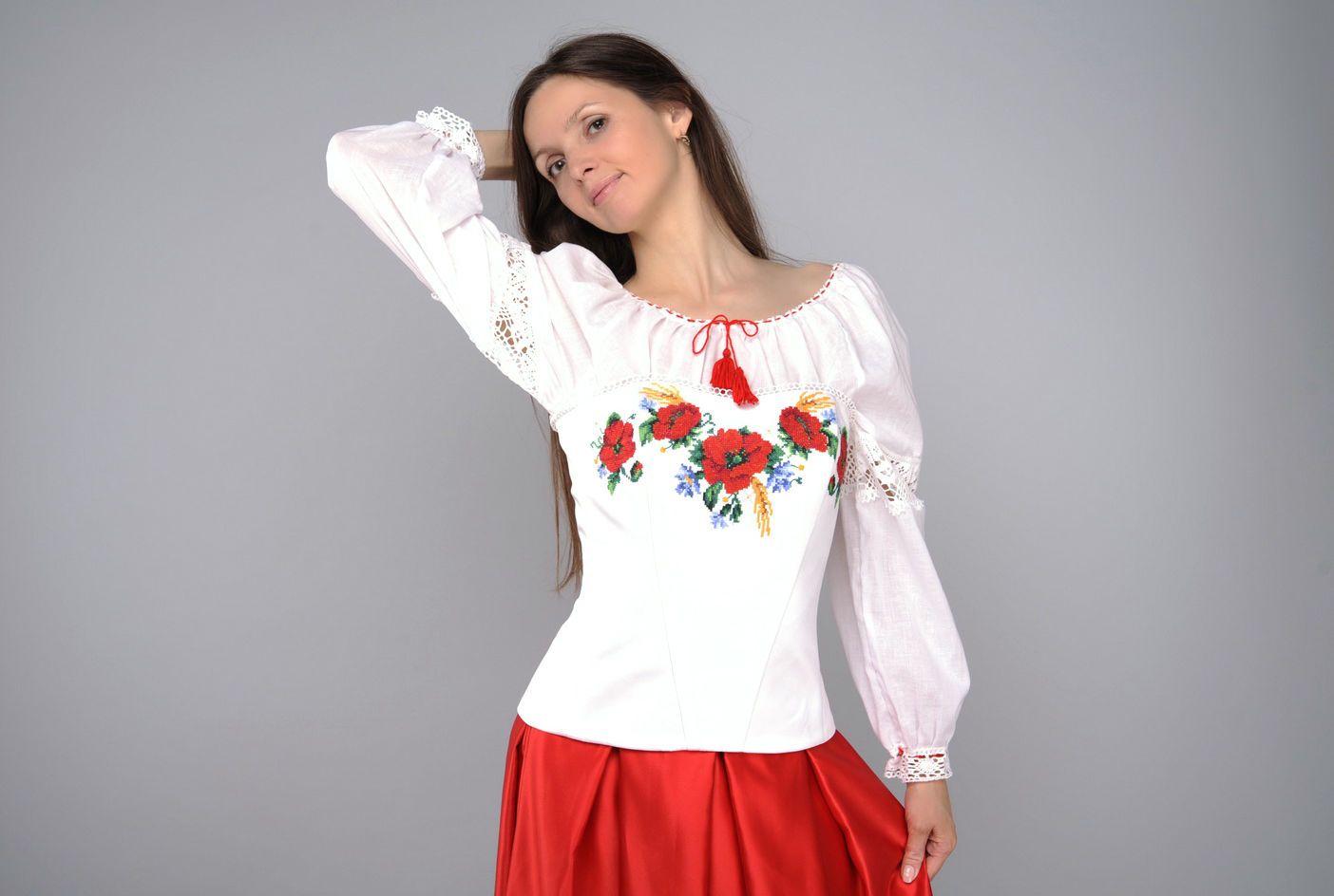 Robe corset blanche et rouge ethnique : chemise, corset et jupe  photo 2