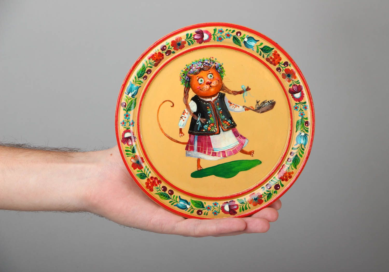 Декоративная тарелка в технике Петриковской росписи фото 4