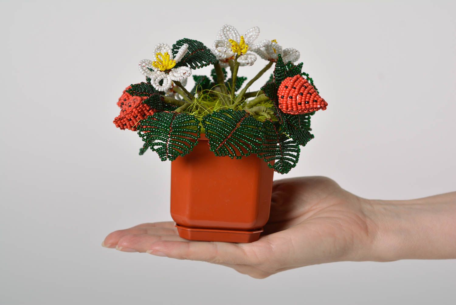 Hadmade dekorative Blumen Komposition mit Erdbeeren aus Glasperlen Sommer foto 5