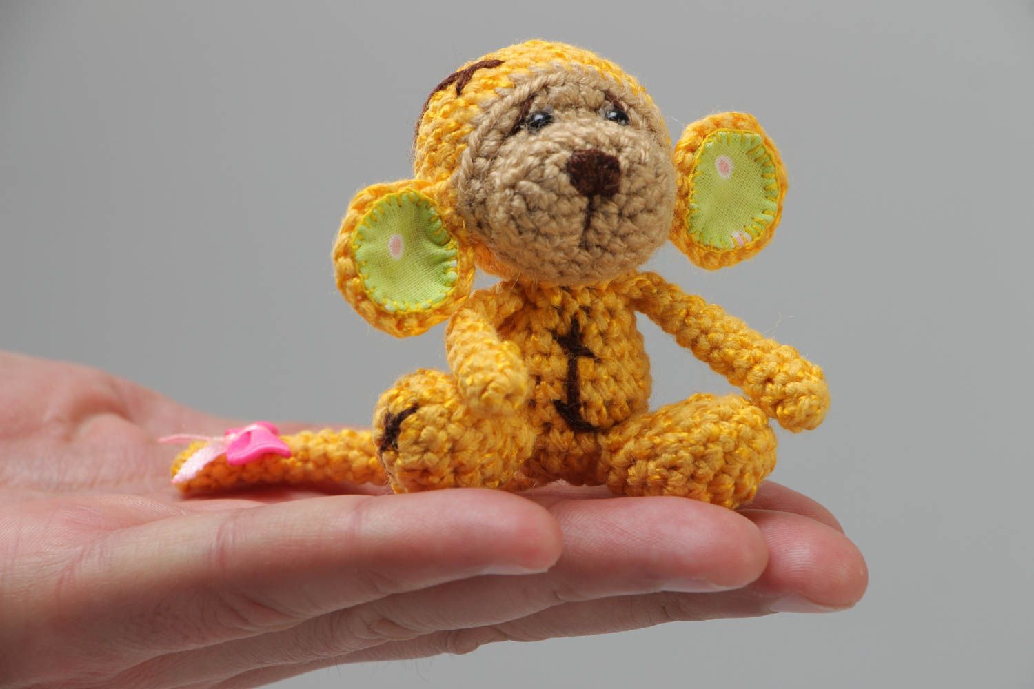 Jouet mou Singe jaune joli tricoté de fils acryliques au crochet petit fait main photo 5