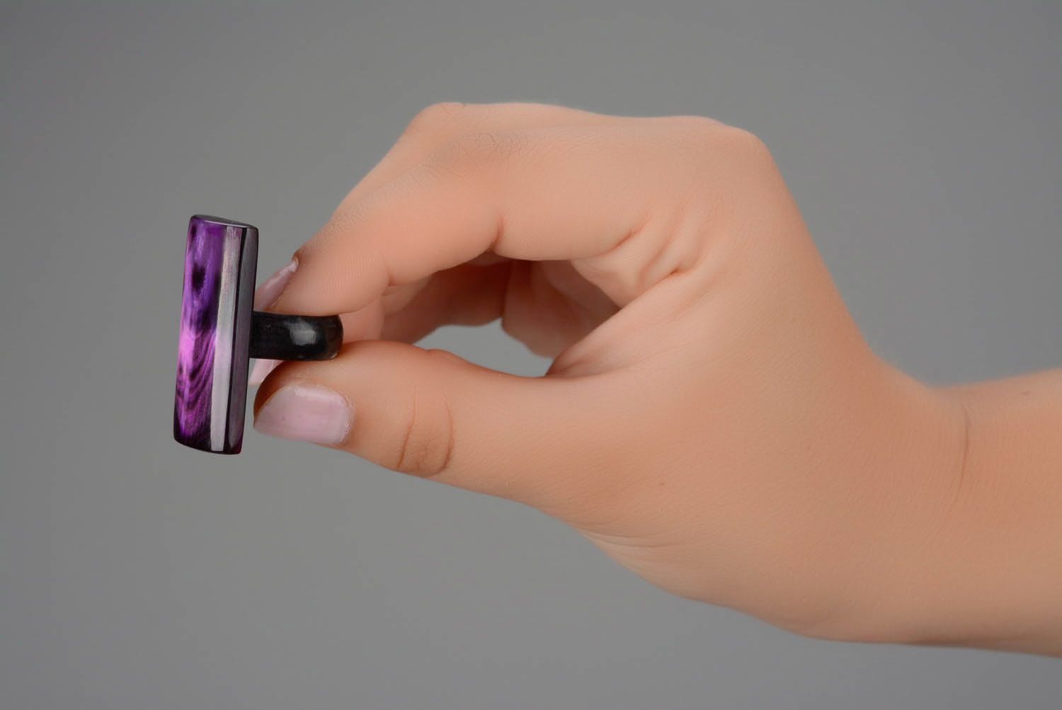 Фиолетовое прямоугольное кольцо из рога фото 3
