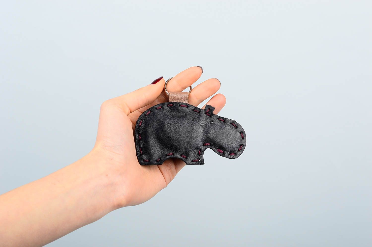 Брелок ручной работы брелок на ключи кожаный брелок в виде черного слоника  фото 2