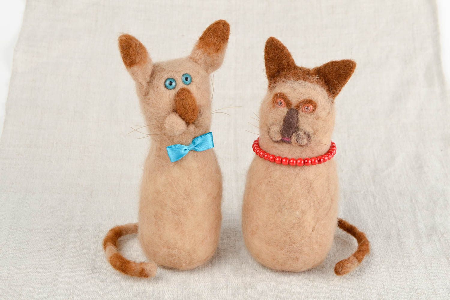 Peluches chats Jouets faits main en laine naturelle feutrée Cadeau enfant photo 1