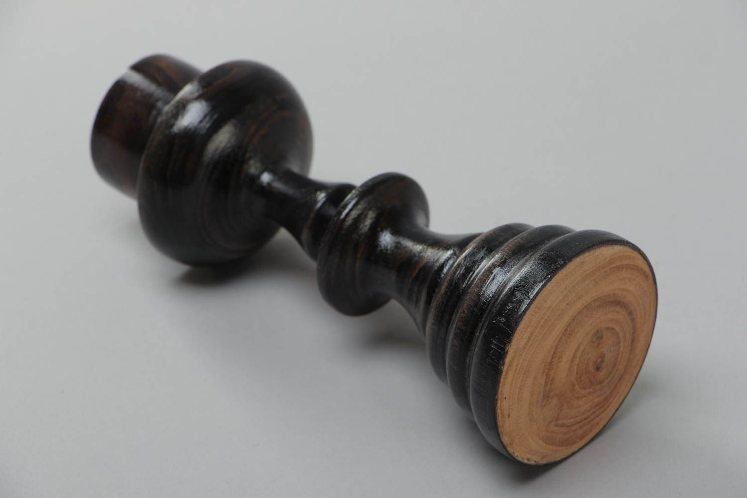 Candelero artesanal tallado de madera oscuro para una vela estrecha   foto 4