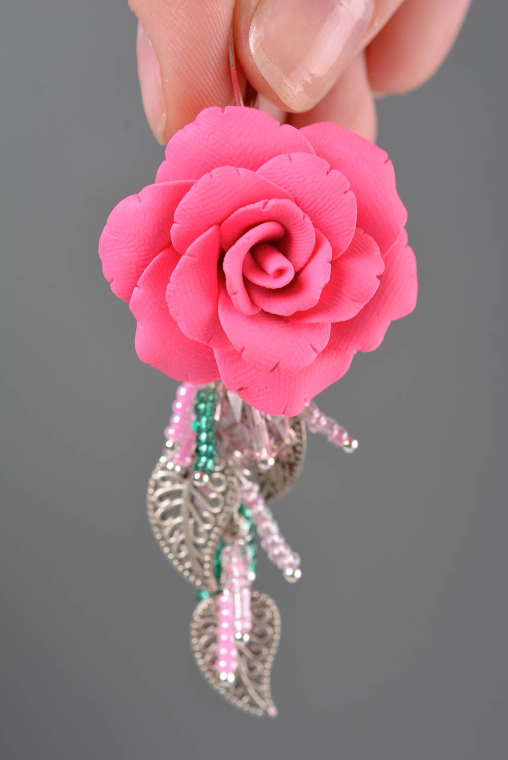 Pendientes hechos a mano con forma de rosas de arcilla polimérica y abalorios foto 2